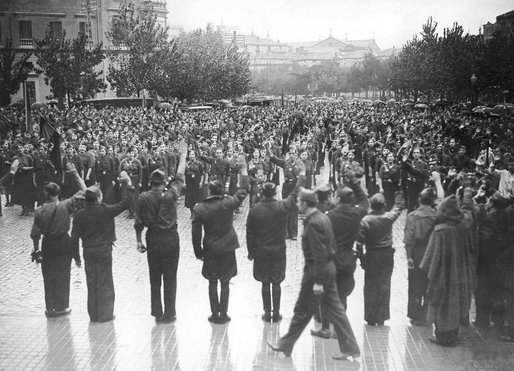 Guerra Civil. Milicias de la Falange en un desfile en Zaragoza (octubre de 1936)